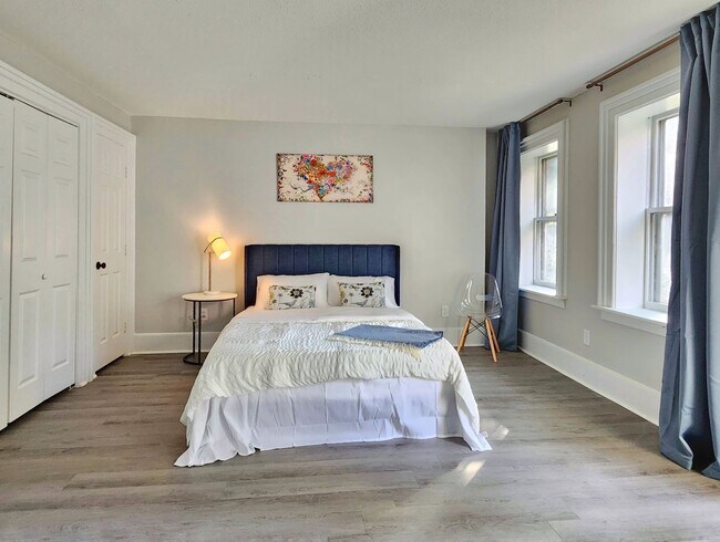 Building Photo - Brownstone charm! 1Bed1bath, first floor brownstone rowhouse condo. Prime location