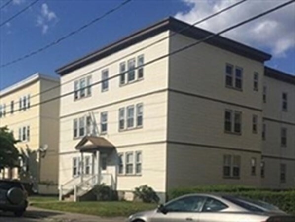 Primary Photo - 654 Metropolitan Ave
