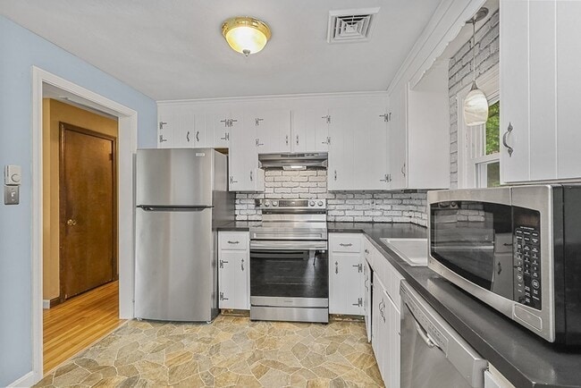 Building Photo - 72 Westfield Dr