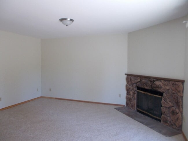 Building Photo - Nicely Updated 2BR 1 BA Kirkland Condo! Fi...