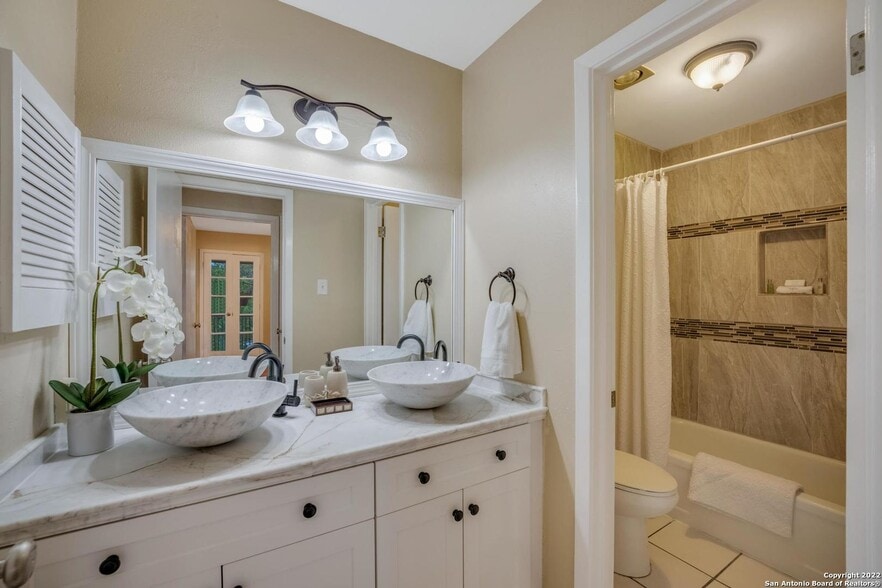 Building Photo - 8702 Village Dr