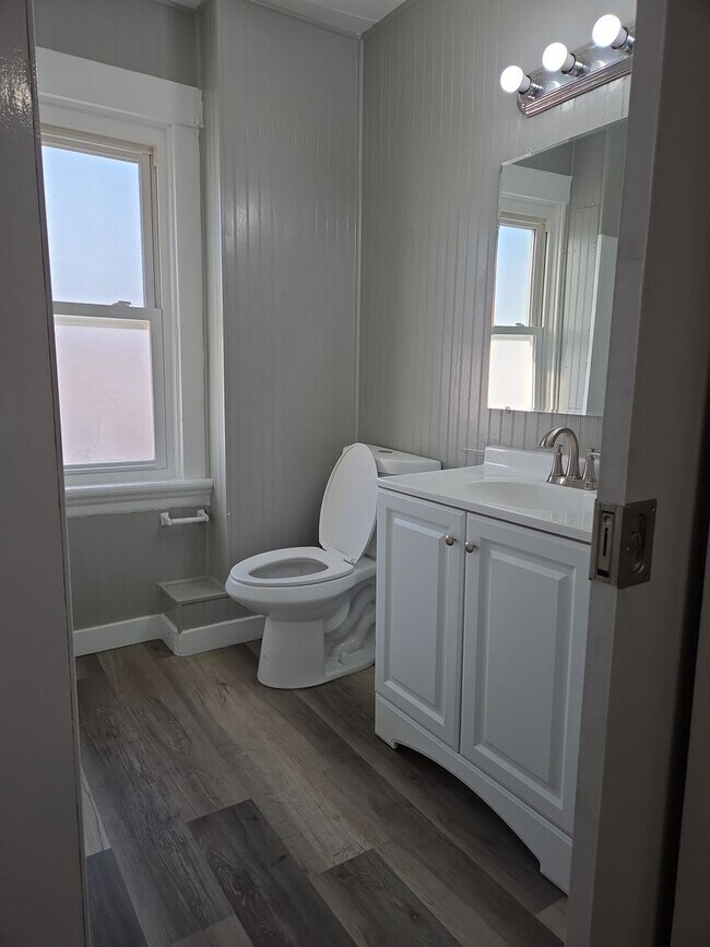 Building Photo - Quaint 3 bed 1.5 bath with detached garage close to everything