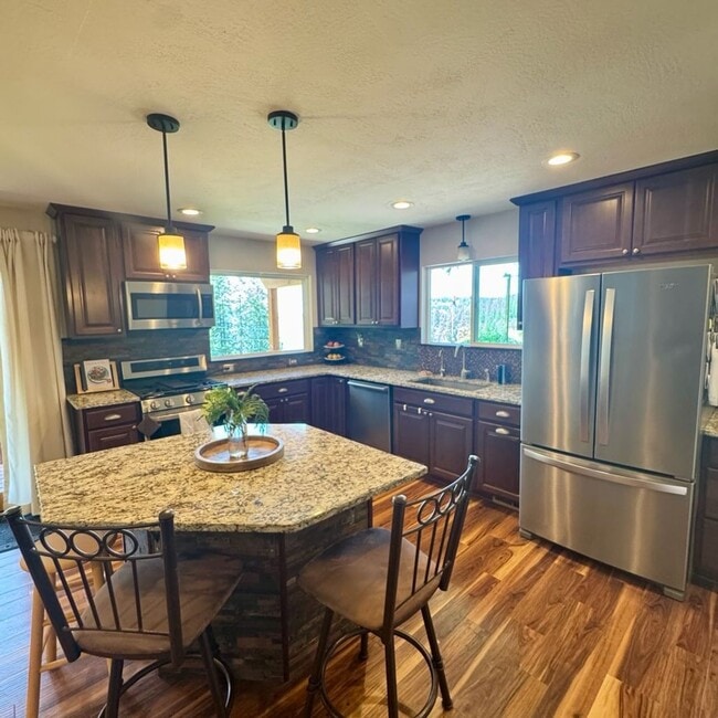 Building Photo - Beautiful lakeview home for rent