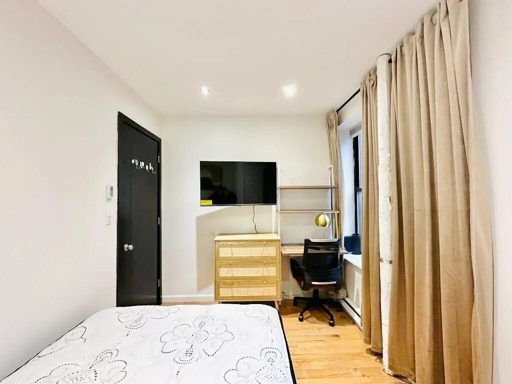 Building Photo - Furnished room/NOT APARTMENT