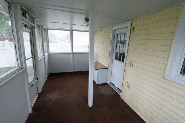 Building Photo - 3 Bed 1 Bath Downtown St. Joseph