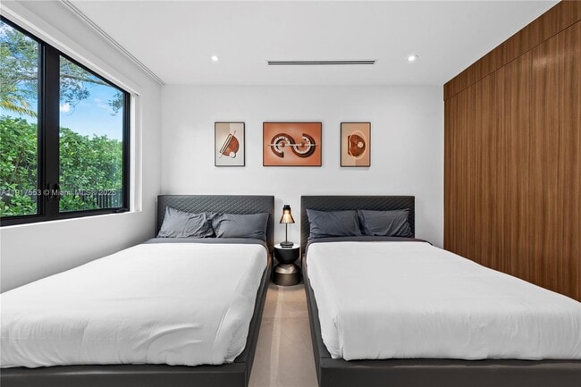 Building Photo - 1881 NE 196th Terrace