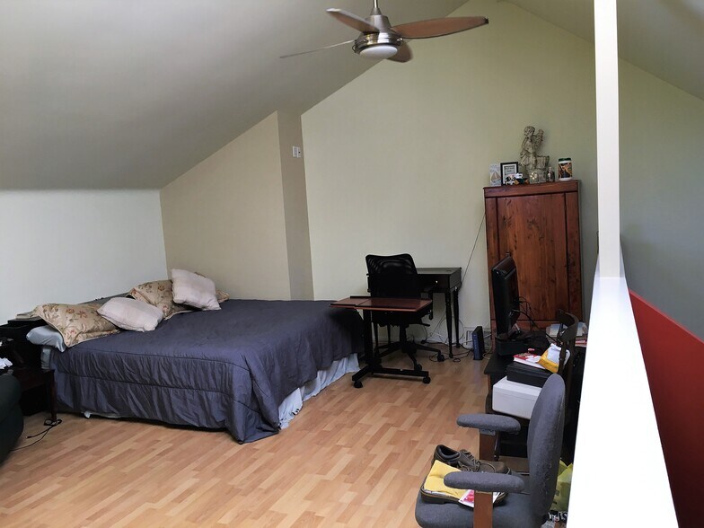 Loft w/King Size Bed and Desk - 9541 James St