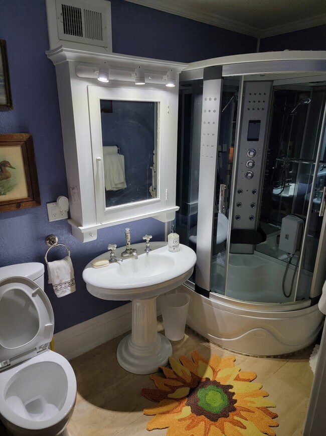 Building Photo - 450 Lake Shore Dr W