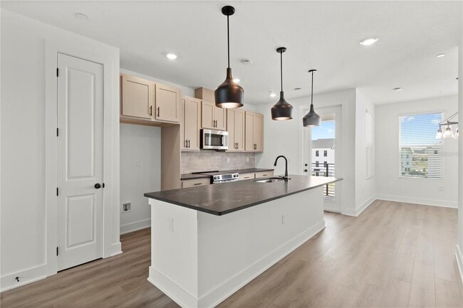 Building Photo - 15363 Hamlin Pk Dr