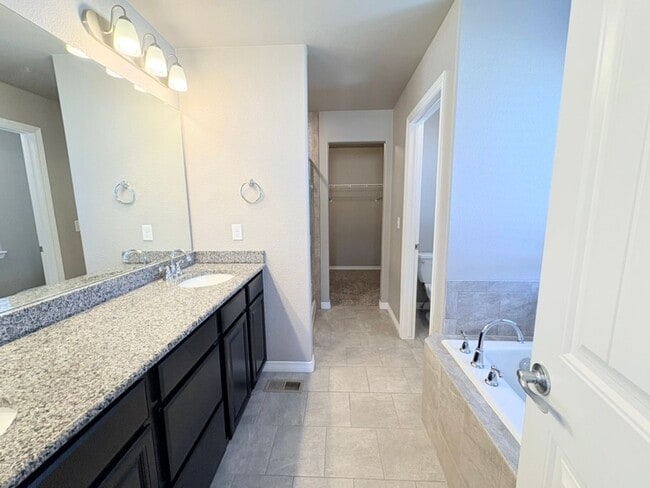 Building Photo - Beautiful 3 Bed, 2.5 Bath House in Windsor!
