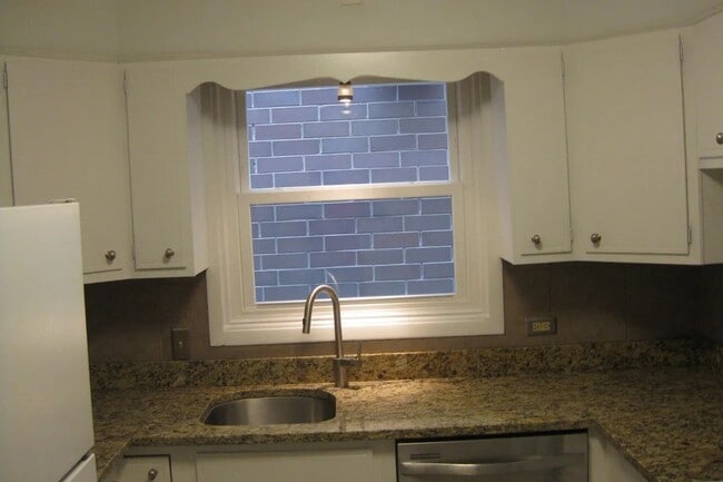 Kitchen Window sink - 4340 N Wolcott Ave