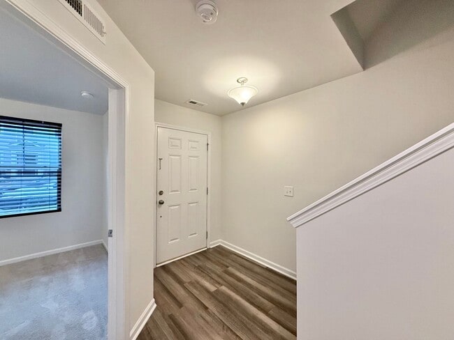 Building Photo - Stunning 3BD, 3.5BA Raleigh Townhome in the Desirable 5401 North Community Within Walking Distanc...