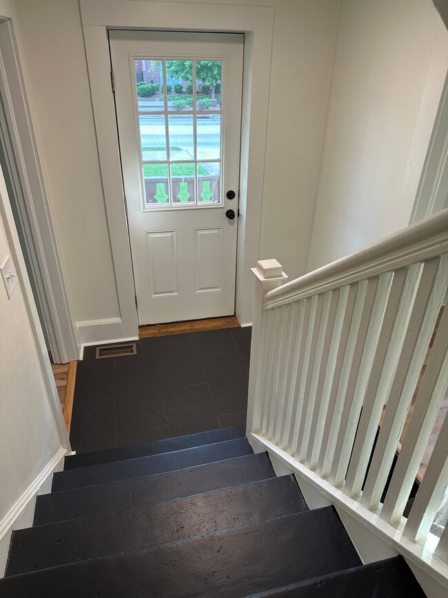 Building Photo - 3 bedroom, 2 bath, furnished Kingsport, TN