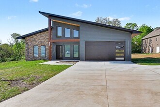 Building Photo - Rent: 2 bed unit
