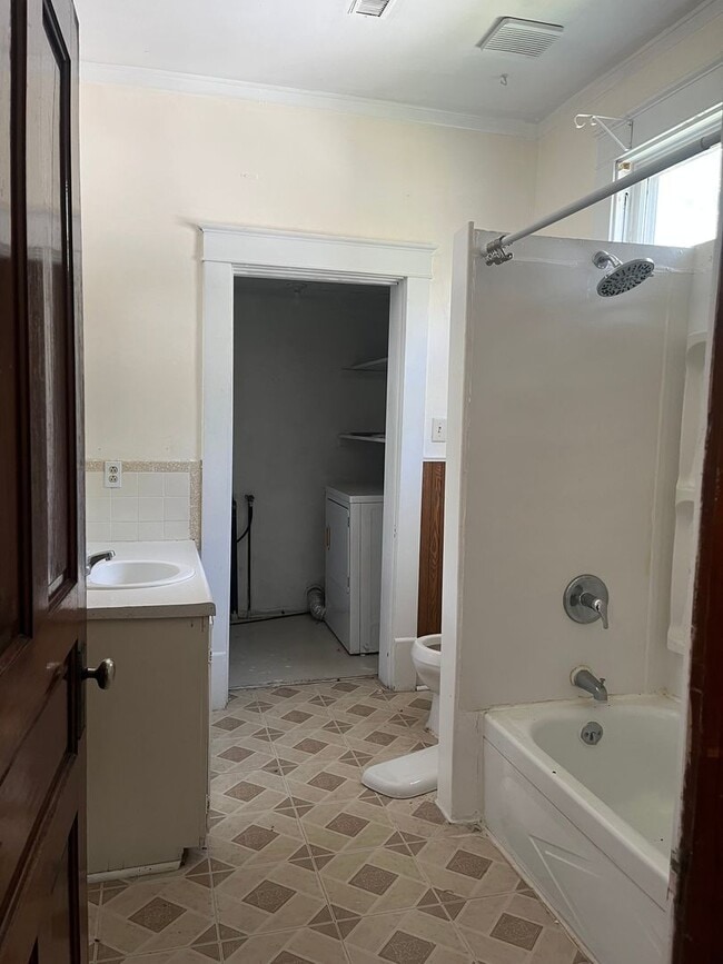 Building Photo - LARGE 3 BEDROOM 2 BATH HOME IN DOWNTOWN RO...