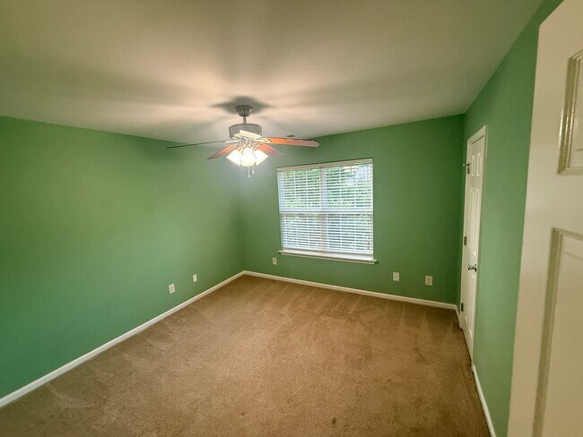 Building Photo - Beautiful private home!!
