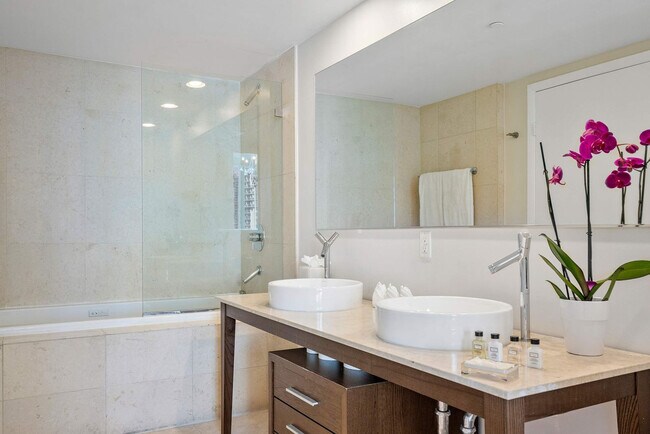 Building Photo - 485 Brickell Ave