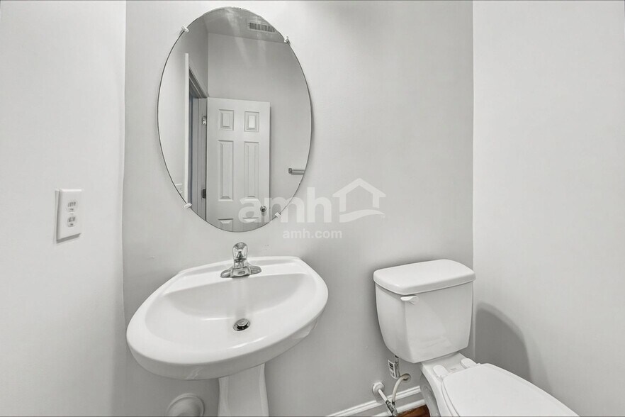 Building Photo - 1010 Golden Crest Dr