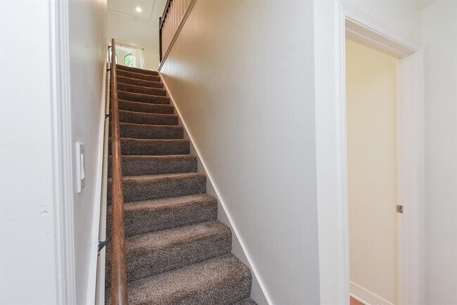 Building Photo - 807 Herdsman Dr