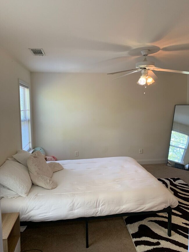 Building Photo - Four Bedroom Near Downtown Available for P...