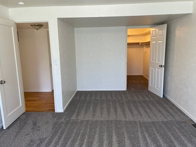 Building Photo - 2BR 1BA Duplex On Lake!!