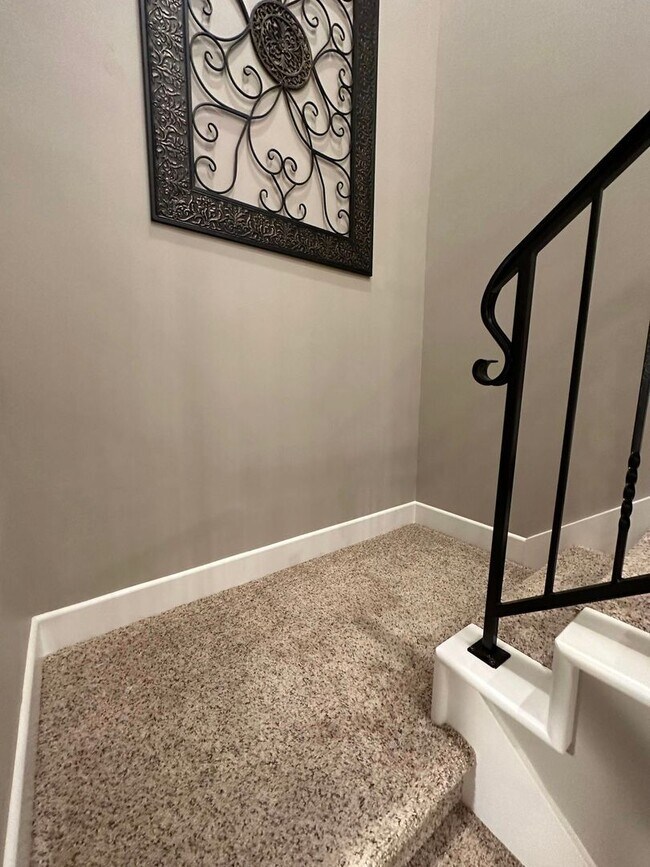 Building Photo - 4 Bedroom 2.5 Bath Foresthill rental oppor...
