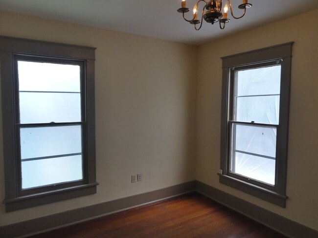 Building Photo - 3 Bedroom House Downtown & Walking Distance to Columbia College