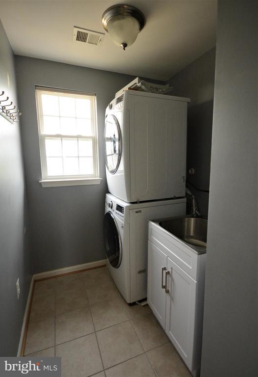 Building Photo - 120 Galyn Dr