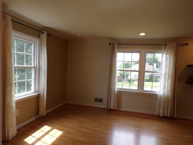Building Photo - WOW Factor Home in Alexandria
