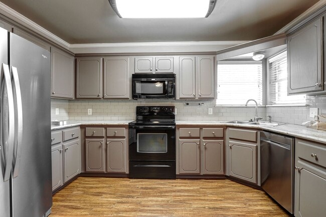 Building Photo - 3 Bedroom 2 Bathroom House in PGISD!