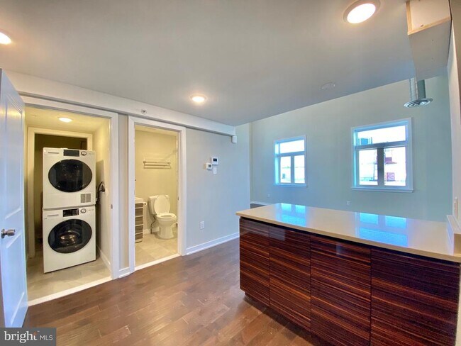 Building Photo - 1 W Main St