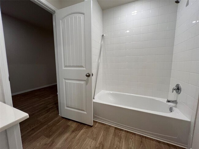 Building Photo - 221 Wirecrested Dr