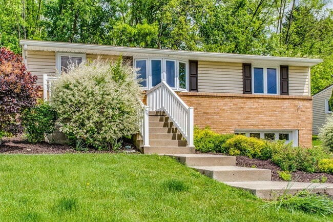 Building Photo - AVAILABLE MID-SEPTEMBER! Gorgeous 3-bedroo...
