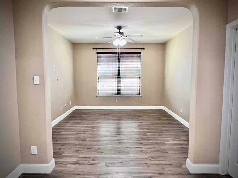 Building Photo - 1910 Ashberry Trail