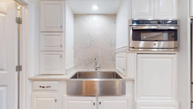 Building Photo - 100 Sweetbriar Lakes Dr