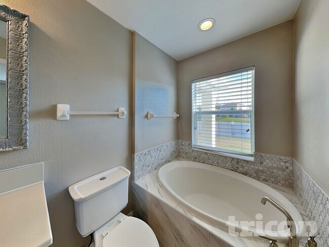 Building Photo - 10123 41st Ct E