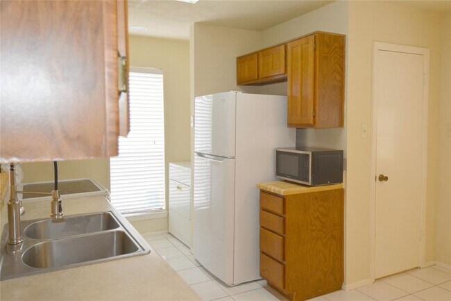 Building Photo - 9611 Wellsworth Dr