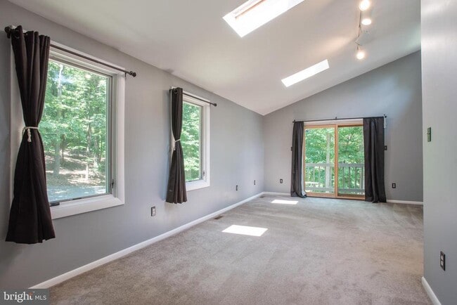 Building Photo - 1619 Summit Dr