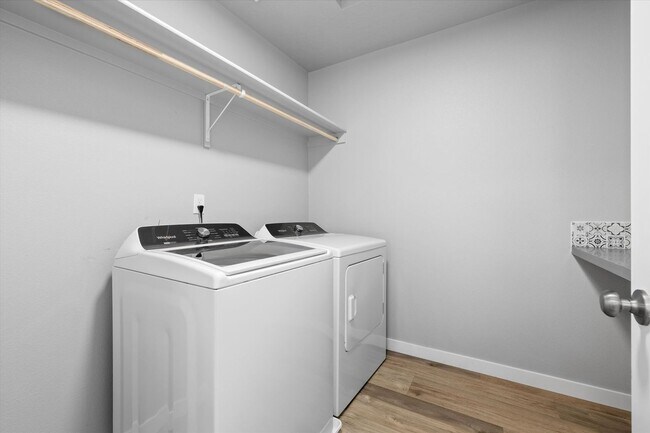 Building Photo - 3 bed, 3 bath with over 2000 sq ft!