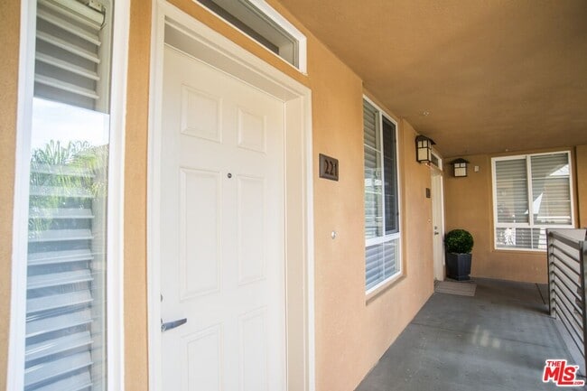 Building Photo - 5831 Seawalk Dr