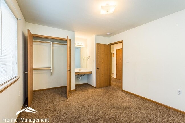 Building Photo - 402 N 10th