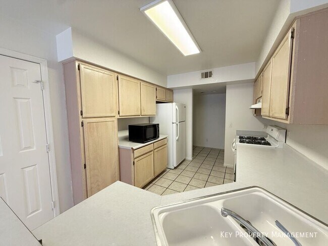 Building Photo - 2840 Lone Cliff Dr