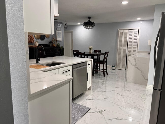 Building Photo - 165 NW 78th Ave