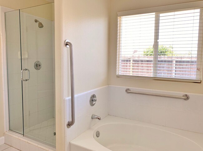 Building Photo - 4 Bedroom Home in Hollister