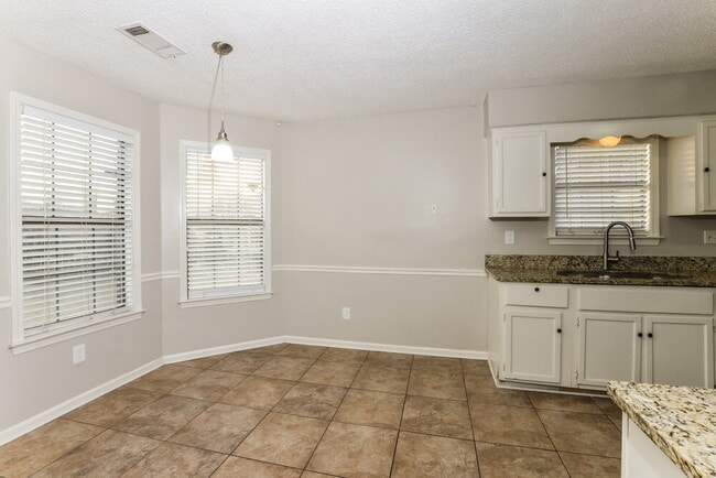 Building Photo - 6589 Silver Oak Cove