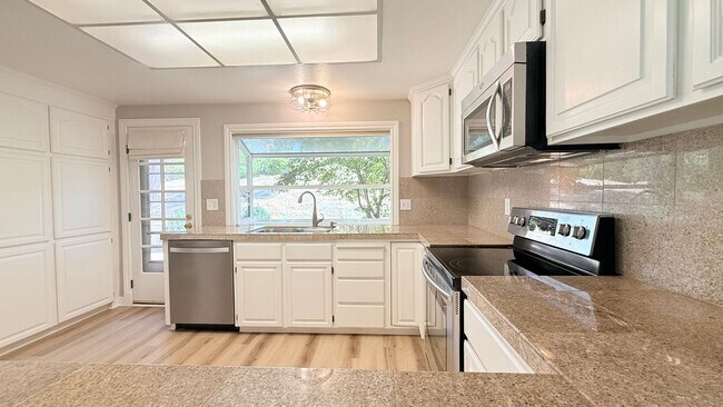Building Photo - 750 N Paradise Valley Ct