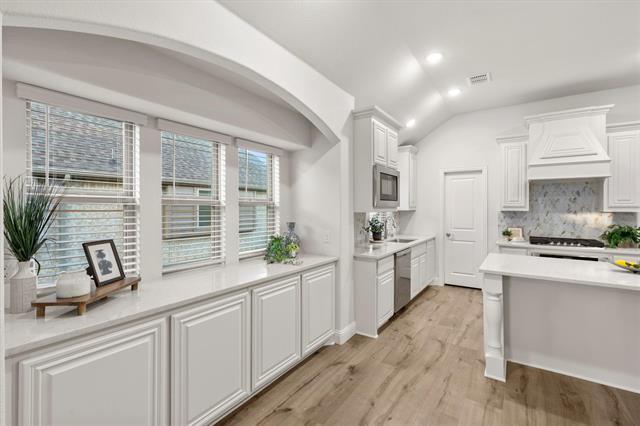 Building Photo - 613 Sedona St