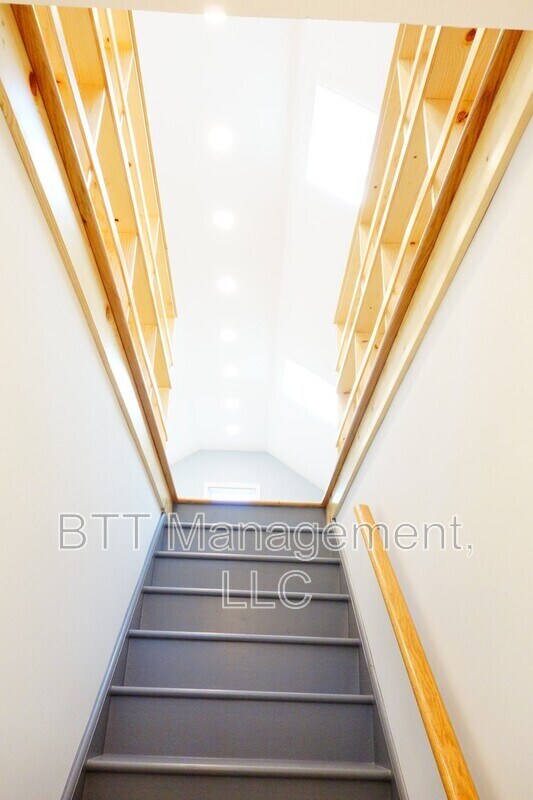 Building Photo - 907 Hudson Ave