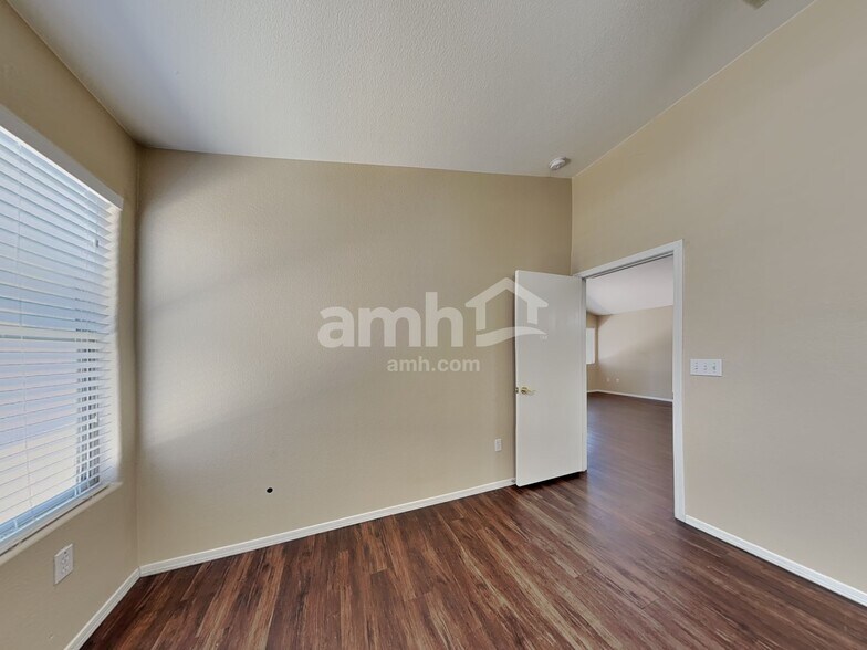 Building Photo - 2435 W Waterway Pl