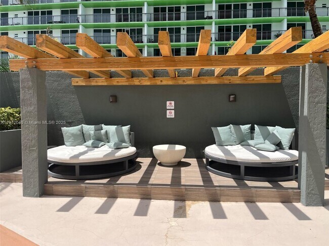 Building Photo - 1750 N Bayshore Dr